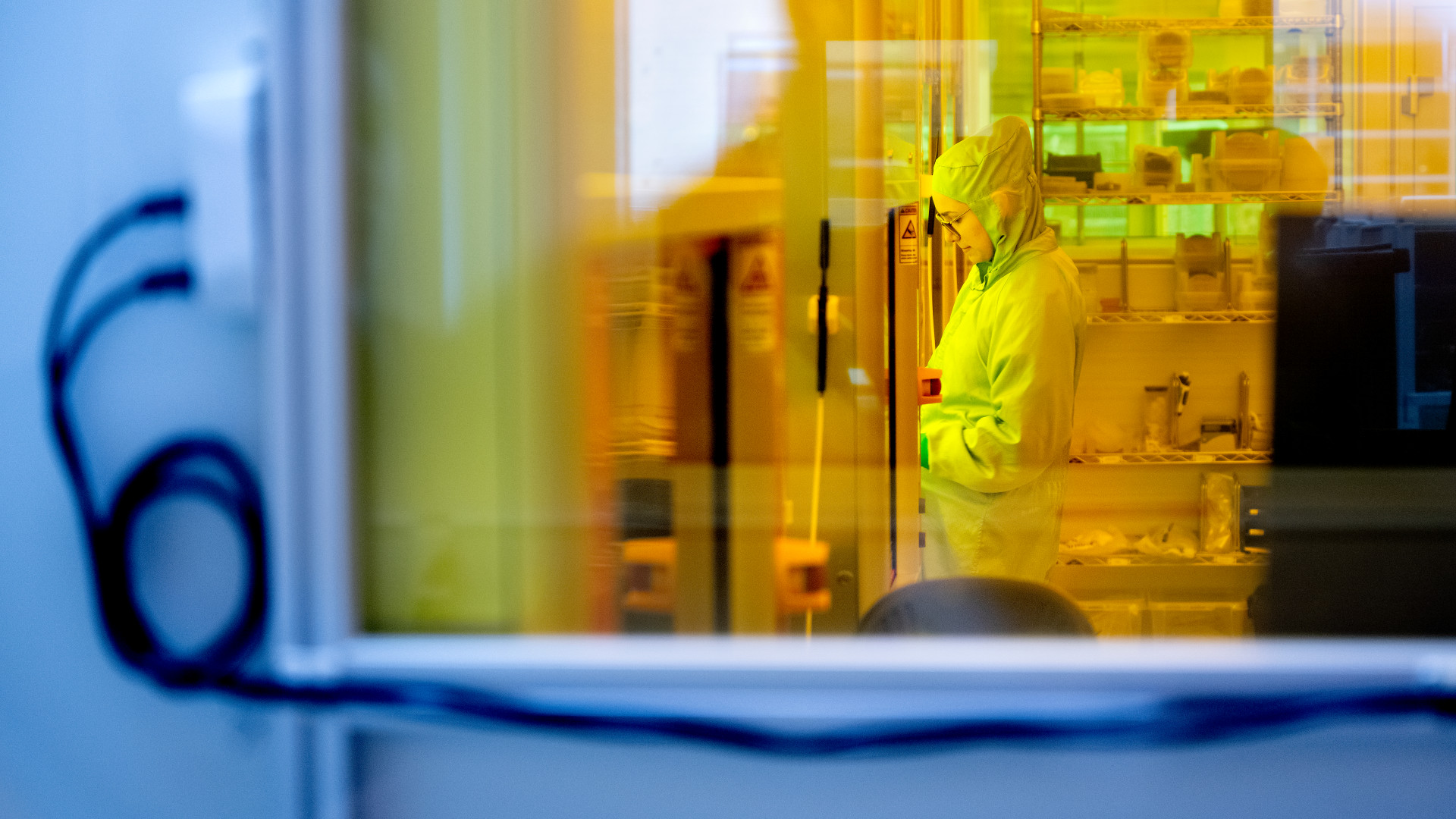 Billede af person i renrum taget udefra